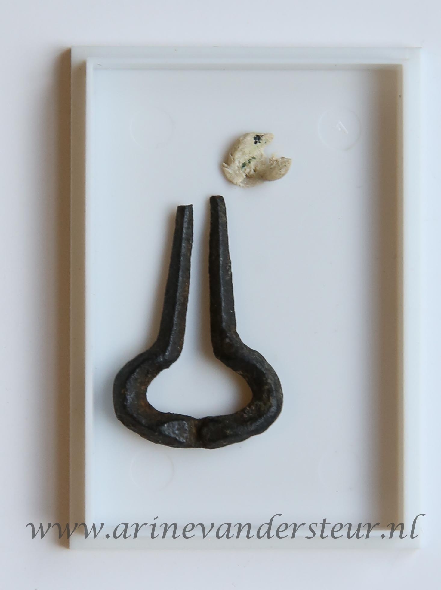 Mouth-Harp/ MONDHARPJE, ARCHEOLOGY/ARCHEOLOGIE Metal mouth harp from 17th century (?) found near an excavation in Amsterdam. Together with: `Notice sur l'art de fabriquer les guimbardes', 2 p. with engraving from the October 1806 edition of the Bulletin de la Société d'encouragement pour l'industrie nationale.