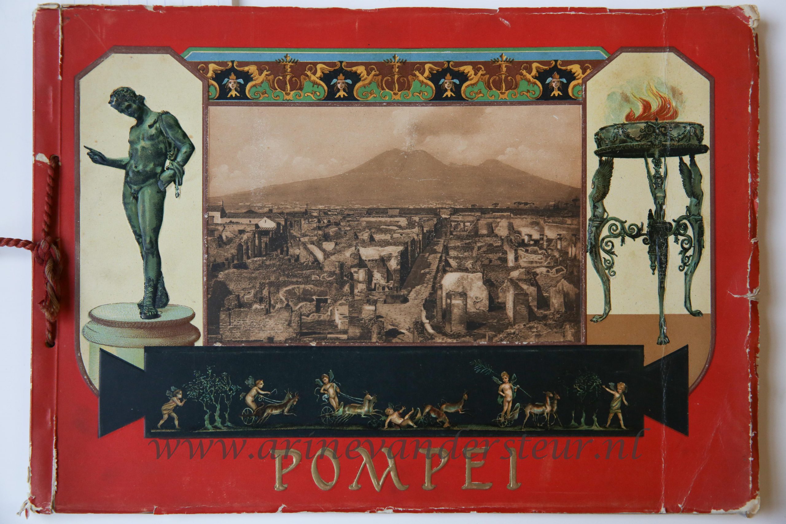 [Author unknown] - Pompei and its principal monuments, oblong fotoboek met tekst in 4 talen z.p., z.j. Op achterplat: TxM of MxT.