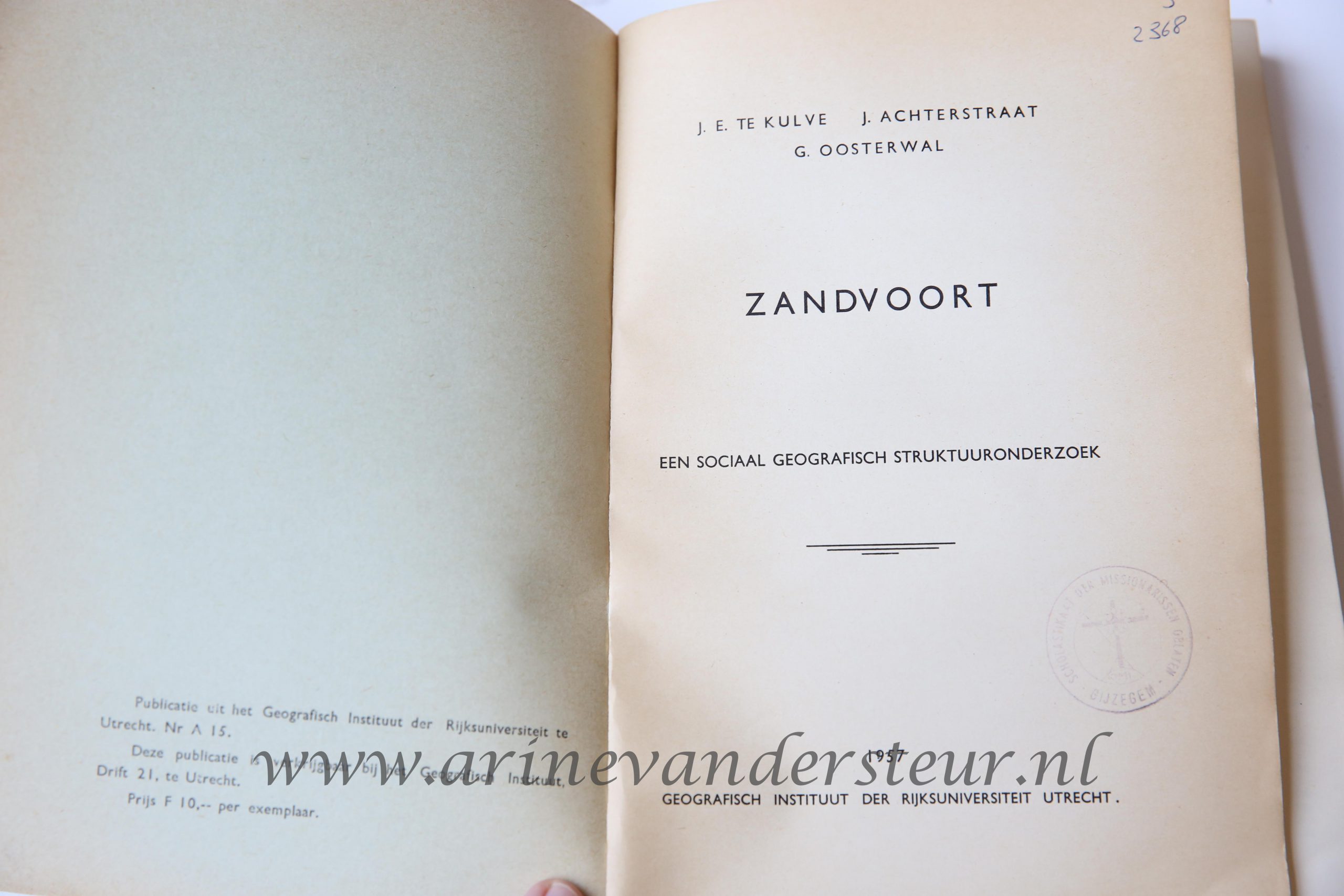 Zandvoort. Een sociaal geografisch struktuuronderzoek, Utrecht Geografisch Instituut der Rijksuniversiteit Utrecht 1957, 307 pp. Text in Dutch.