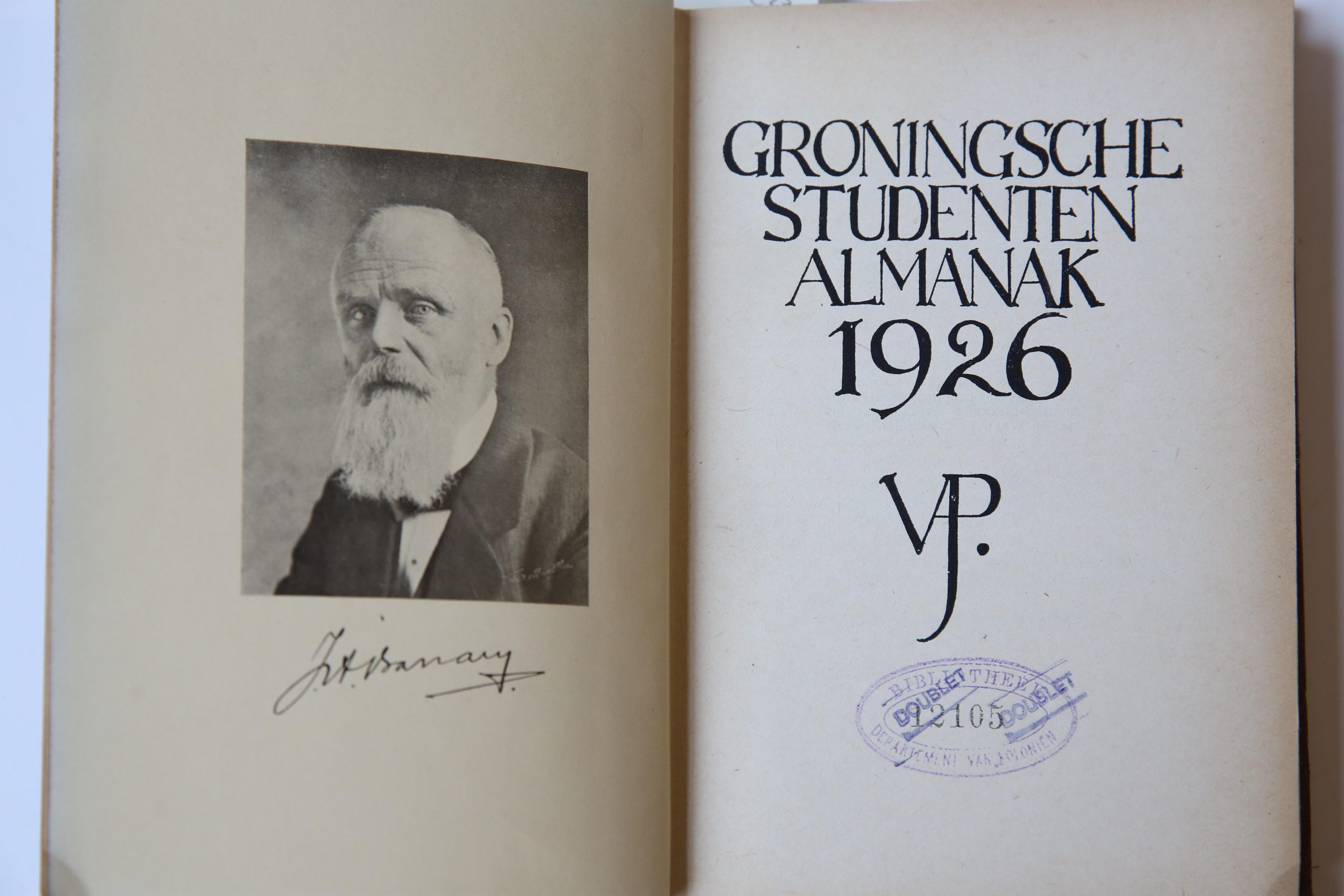 Groninger studenten Almanak voor het jaar 1926, Groningsch Studentencorps Vindicat atque Polit, M. De Waal Groningen 1925, 271 pp. Text in Dutch.
