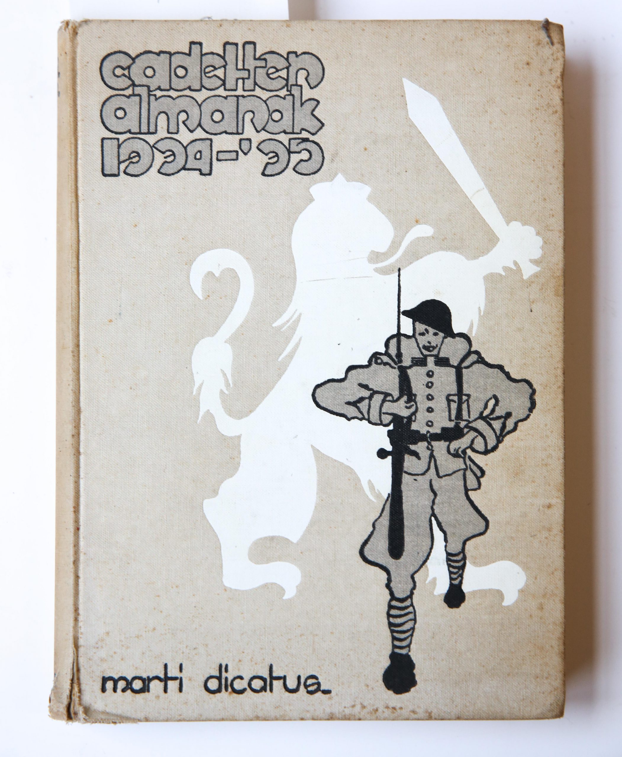 Cadetten Almanak 1934-1935, Koninklijke Militaire Academie: Uitgave van het corps Cadetten, 1935, 159 pp. Text in Dutch.