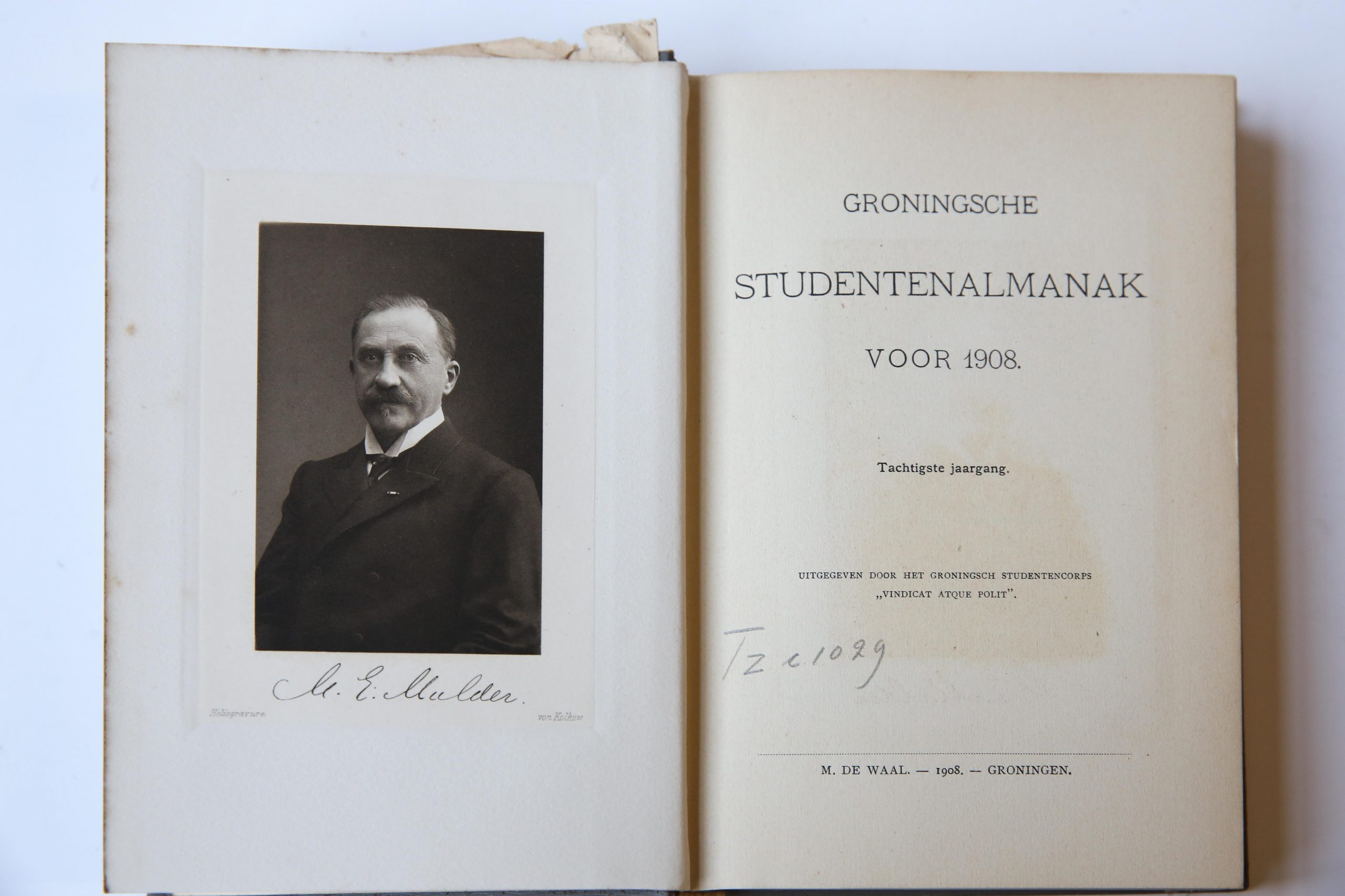 Groningsche studentenalmanak voor het jaar 1908, Tachtigste jaargang, Groningsch Studentencorps M. De Waal Groningen 1908, 348 pp. Text in Dutch.