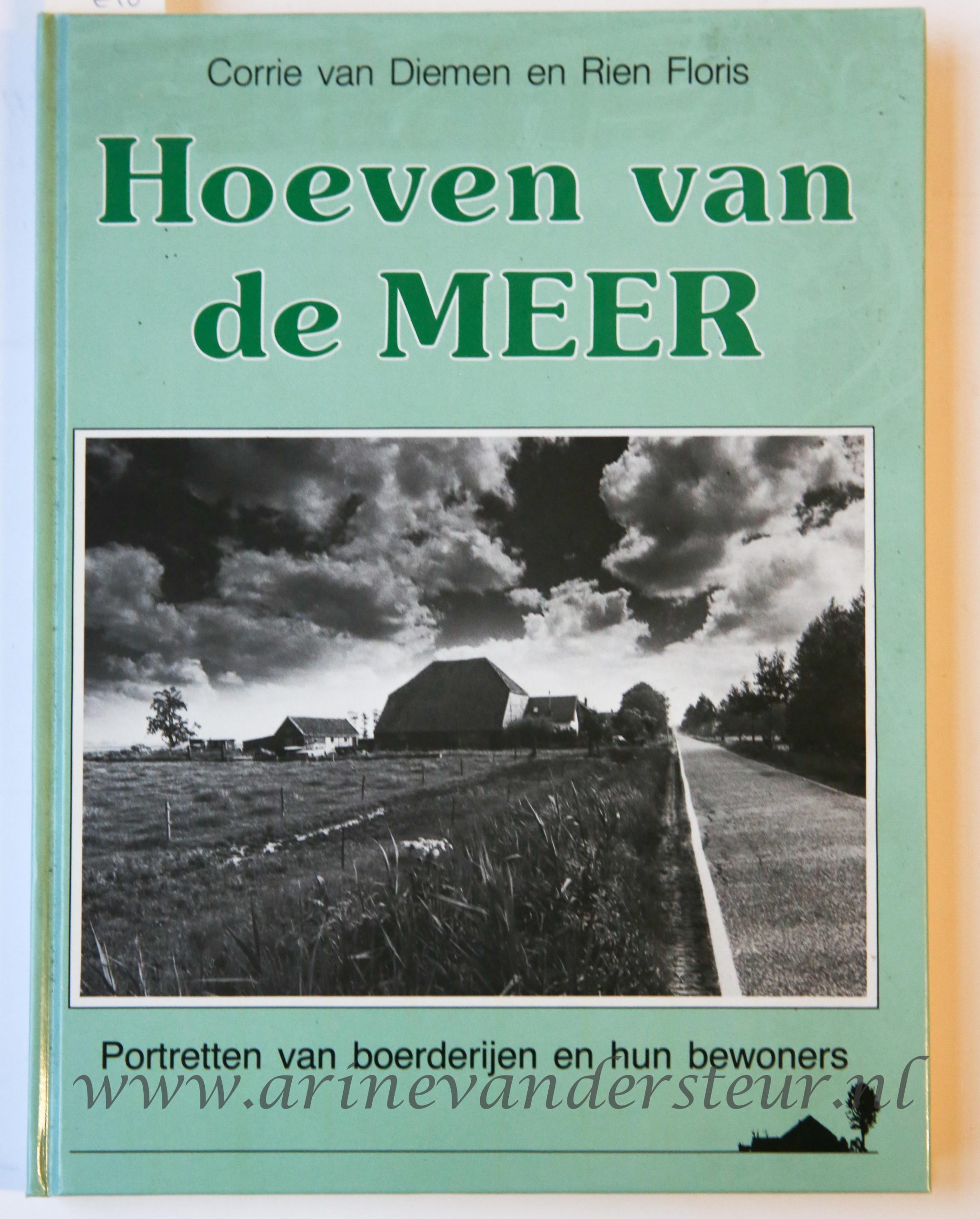 Hoeven van de Meer, Portretten van boerderijen en hun bewoners, Haarlems Dagblad Haarlemmermeer 1987, 160 pp. Met foto's.