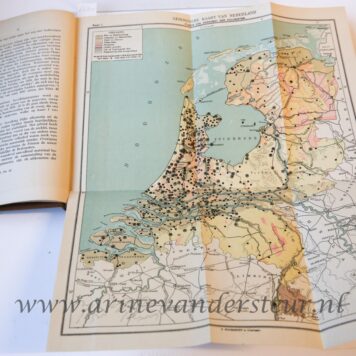De Haarlemmermeer als kolonisatiegebied. Proeve eener sociaal-geographische monographie, Groningen Noordhoff 1925, 256 pp. Dissertatie UvA, geillustreerd met 10 deels uitslaande gekleurde kaarten.