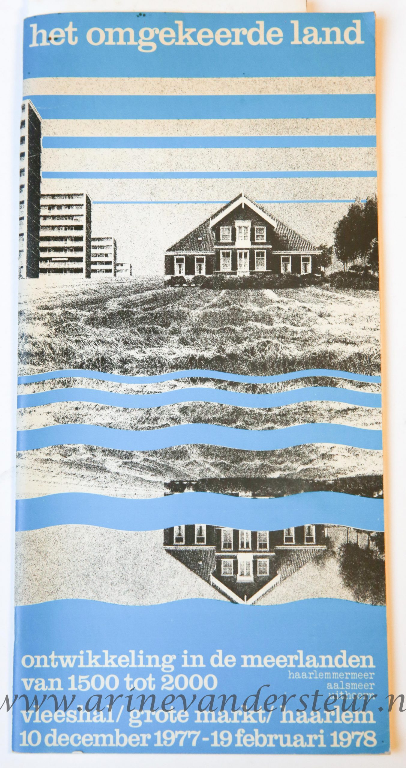 Het omgekeerde land : ontwikkeling in de Meerlanden van 1500 tot 2000, Vleeshal Haarlem, geillustreerd, 32 pp.