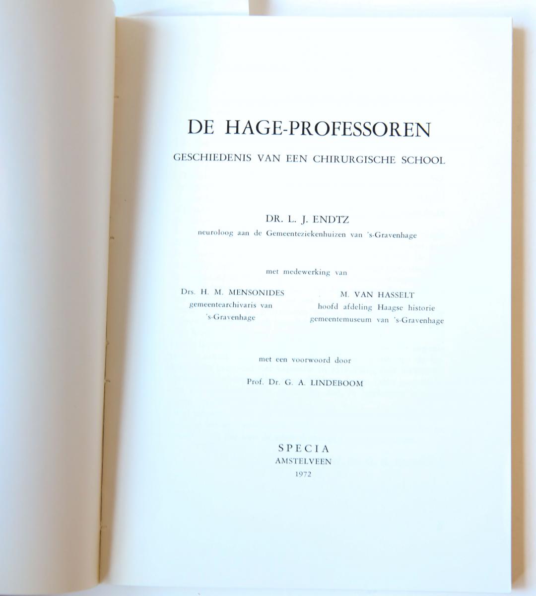 De Hage-professoren. Geschiedenis van een chirurgische school. Amstelveen 1972. Geïll., 172 p.