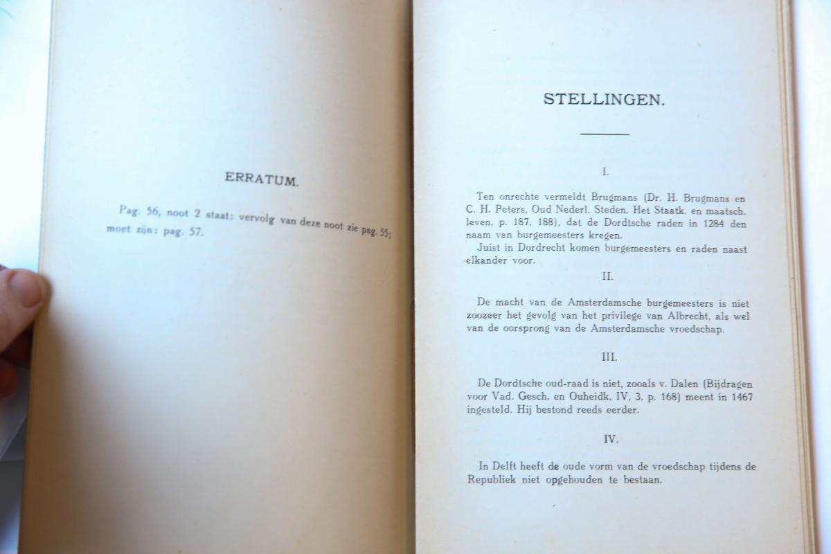 De opkomst van de vroedschap in enkele Hollandsche steden. (Diss.) Haarlem 1927, 71 p.