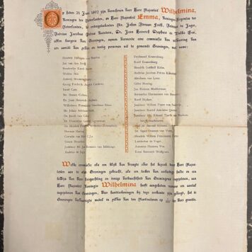 Groningen, 1892, Martinitoren | Oorkonde behorende bij een model in zilver van de Martinitoren, aangeboden op 21-6-1892 aan Wilhelmina en Emma door een Gronings comite. Gedrukt, plano.