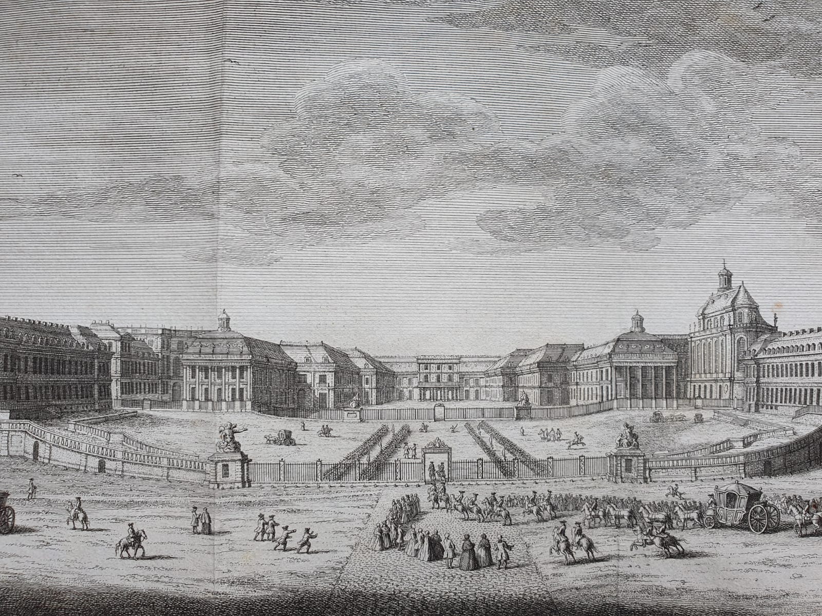 [Antique print, etching, ets] J.C. Philips, Het Koninklyk Paleis van Versailles, van voren, van het plein te zien, published 1756.