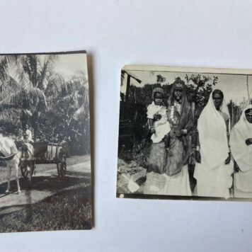 WEST-INDIE--- Twee foto's, 6x8 cm., van vrouwen te Paramaribo, 1917.