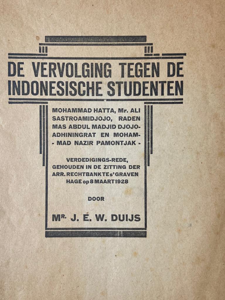 [Booklet, Indie, Indonesia, 1928] De vervolging tegen de Indonesische studenten Mohammed Hatta, Ali Sastroamidjojo (...) verdedigingsrede 8-3-1928 door mr. J.E.W. Duijs. Amsterdam, 1928, 48 pp, printed on low quality paper.