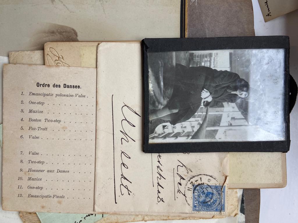 [Family documents, photography, manuscripts, Indie, 1851-1891] Ca. 200 foto's en ca. 100 brieven en documenten betreffende de familie Mohr, Koch en Beversluis in Ned. Indie en Utrecht, ca. 1850-ca. 1930.