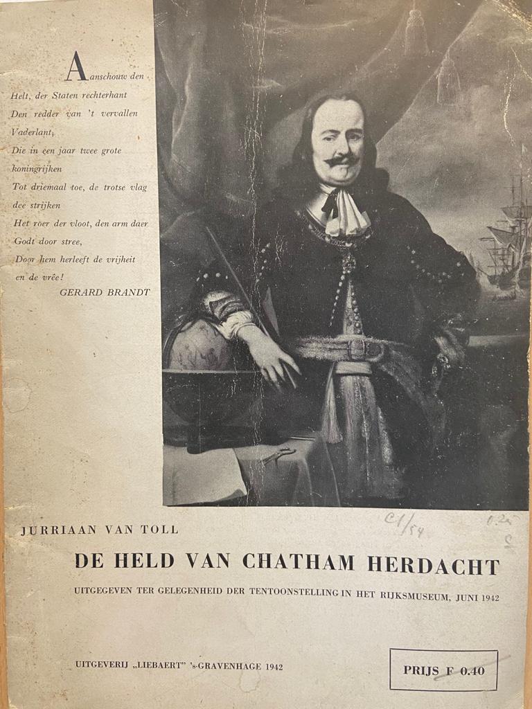 Jurriaan van Toll, De Held van Chatham herdacht, uitgegeven ter gelegenheid der tentoonstelling in het Rijksmuseum, juni 1942, ’s-Gravenhage, Uitgeverij “Liebaert” 1942, 23 pp.