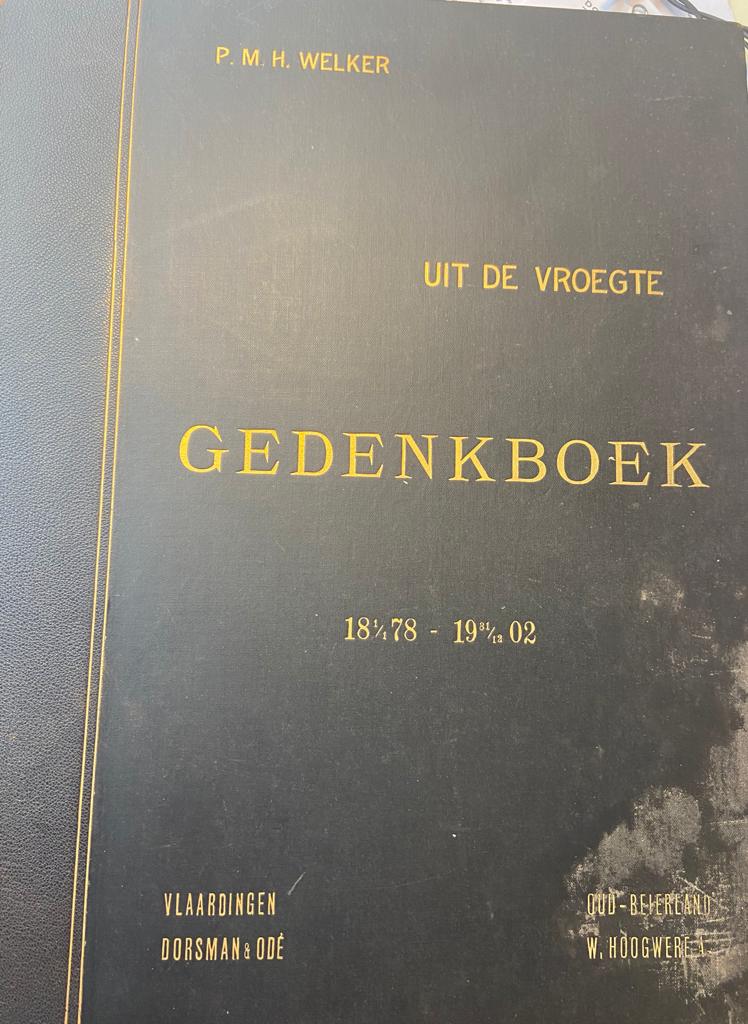 Uit de vroegte. Gedenkboek. 1878-1902. Vlaardingen/Oud Beyerland 1903. Geb., geïll., 378 p.