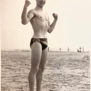BURMANN--- Foto/Photo 12x8 cm., van jongeman in zwembroek, 1953. Verso: W. Bürmann.