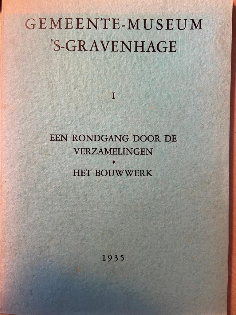 Gemeente-museum 's-Gravenhage I, Rondgang door de verzamelingen, Het bouwwerk, 1935 (tweede druk), 105 pp.