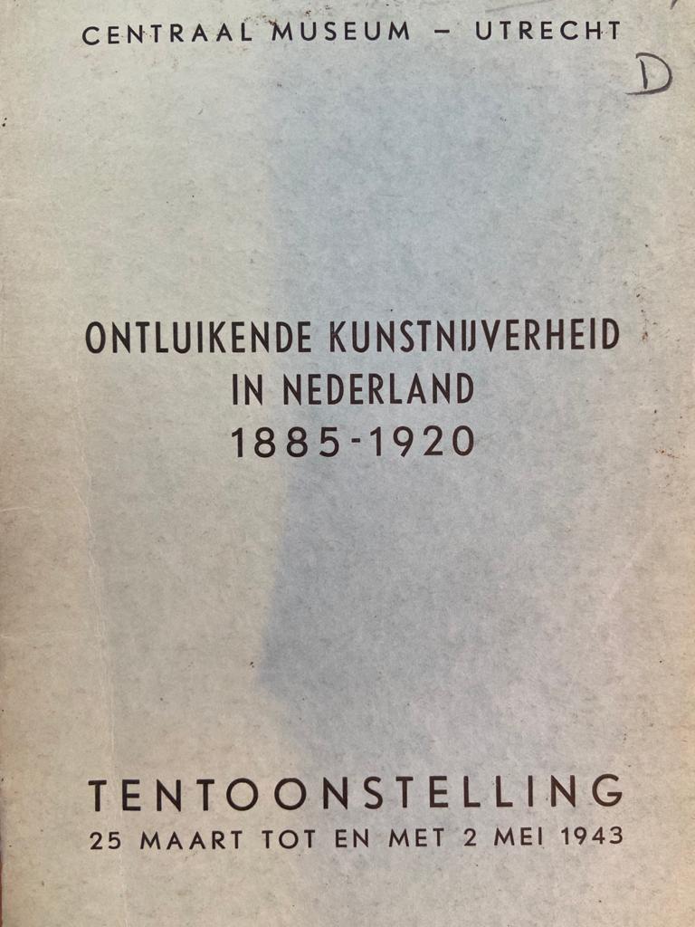 [Catalogue] Centraal Museum Utrecht: Ontluikende kunstnijverheid in Nederland 1885-1920, Tentoonstelling 25 maart tot en met 2 mei 1943, 14 pp.