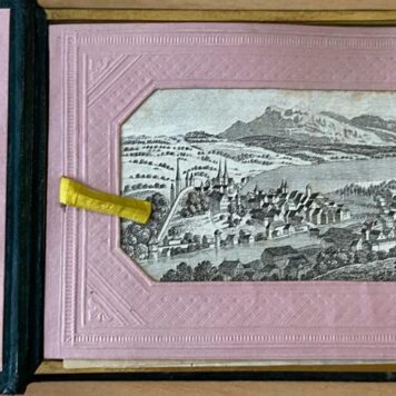 BRUINS--- Album amicorum in de vorm van een oblong doosje met 9 losse blaadjes, uit de jaren 1829-1847. De meeste inschrijvingen en tekeningen van leden van de familie Bruins.