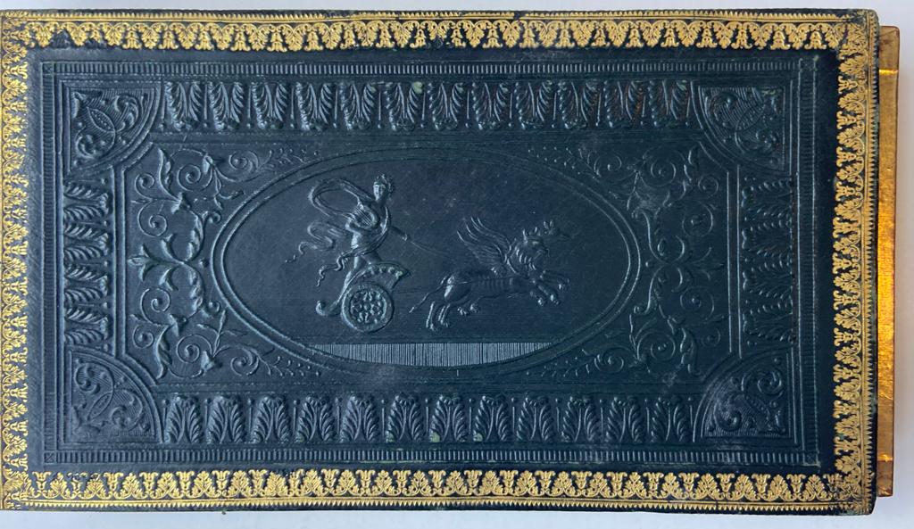 SMIDT; ASSEN --- Album amicorum in de vorm van een oblong doosje met losse blaadjes, van Albertina Annetta Smidt, geboren 26-4-18.., met 37 inschrijvingen tussen 1833-1874, veel te Assen (o.a. 11 tekeningen en 2 blaadjes met prikkunst).