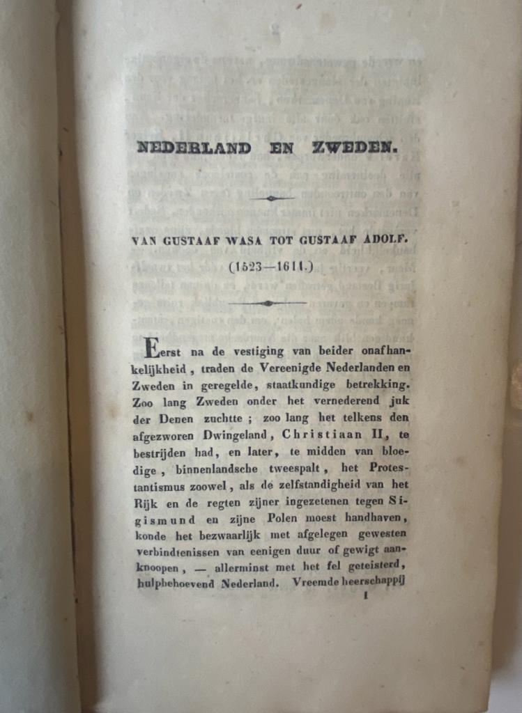 Nederland en Zweden in staatkundige betrekking, 2 delen in 1 band, Utrecht 1841, 243 pag., geb. in half linnen.