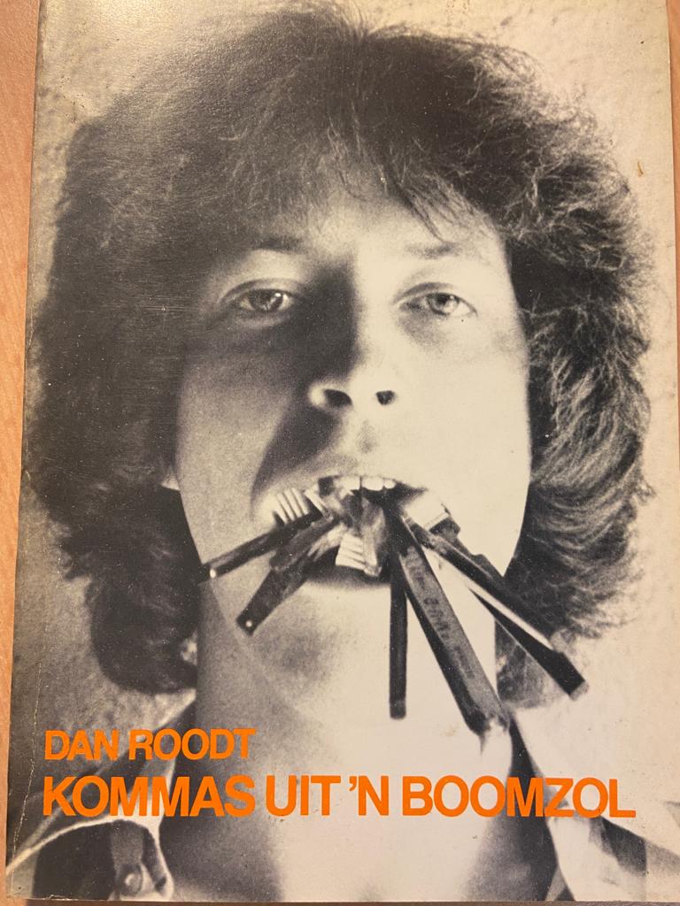 [FIRST EDITION] Komma's uit 'n boomzol by Dan Roodt, Pannevis, Johannesberg 1980, 84 pp.