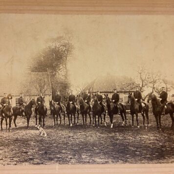MILITARIA, RIJSCHOOL, AMERSFOORT--- Grote (23x29 cm.) foto van officieren der Rijschool Amersfoort 1888, allen te paard, met enige huizen op de achtergrond. foto: J.W. Wentzel te Amersfoort.