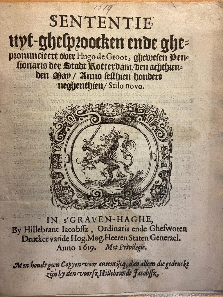 Sententie uyt-ghesproocken ende ghepronuncieert over Hugo de Groot, ghewesen pensionaris der stadt Rotterdam, den 18-5-1619. 's-Gravenhage, H. Jacobsz, 1619.