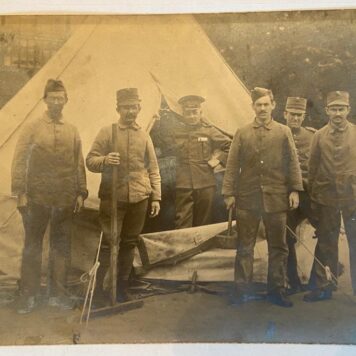 [Original Vintage photo postcard military] Foto postkaart van militairen in uniform, 9 x 14 cm, World War I, 1918.