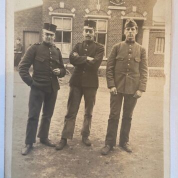 [Original Vintage photo postcard military] Foto postkaart van militairen in uniform, 9 x 14 cm, World War I, 1915.
