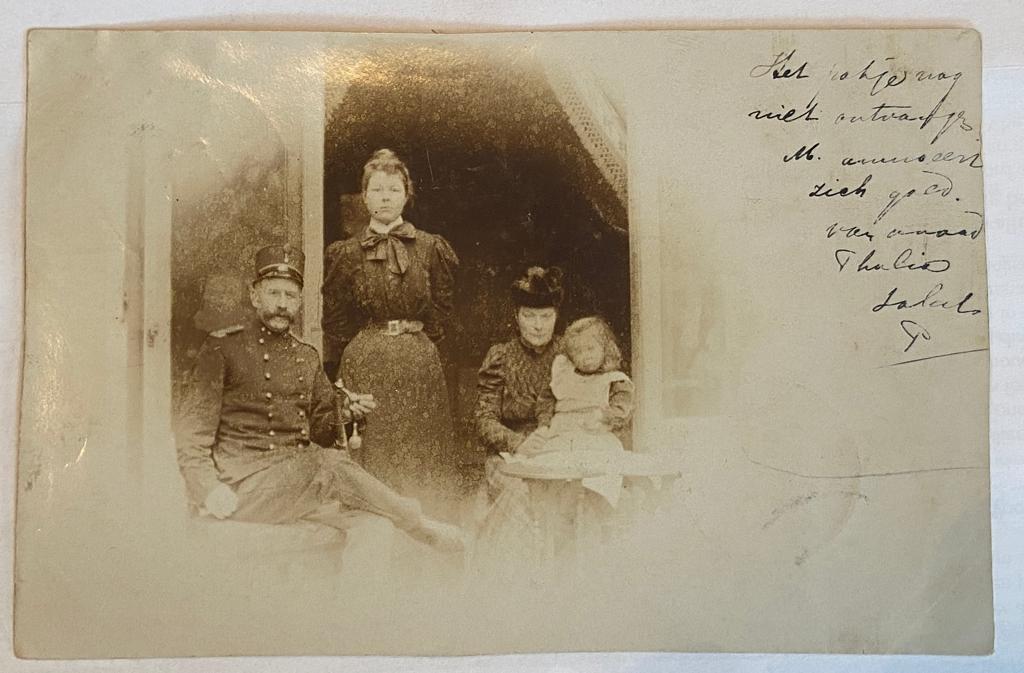  - [Original Vintage photo postcard military] Foto postkaart van militair in uniform en familie, 9 x 14 cm, World War I, 1900.