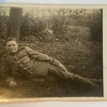 [Original Vintage postcard military] Postkaart foto van militair Hopstaken, 19de reg, 1de Bat, 4e comp Ruekphen, 9 x 14 cm, World War I 1915.