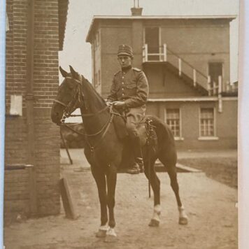 [Original Vintage postcard military] Postkaart foto van militair op paard L. Sluijmers, World War I, 1917.