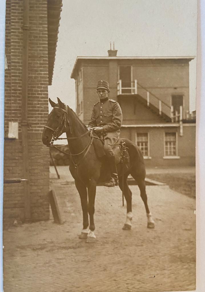  - [Original Vintage postcard military] Postkaart foto van militair op paard L. Sluijmers, World War I, 1917.