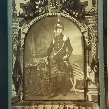 [Original Vintage photo] Foto van Jan Rademakers in buiten model uniform huzaren, plm 1920, 17 x 13 cm. Foto in cartouche met de tekst: " ter herinnering aan mijn diensttijd".