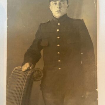 [Original Vintage postcard military] Postkaart foto van militair De Nooy, gezonden naar familie Nooij in Muiden, 9 x 14 cm, World War I, 1915. Send from Loosduinen, Den Haag.