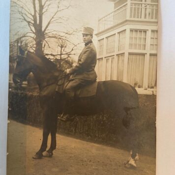 [Original Vintage postcard military] Postkaart foto van militair Hendrik van der Menten op paard, 9 x 14 cm, World War I, 1916.