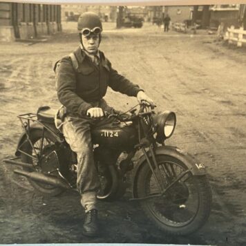 [Original Vintage photo] Foto van soldaat W. Lommeren op motor, 1947, 9 x 14 cm.
