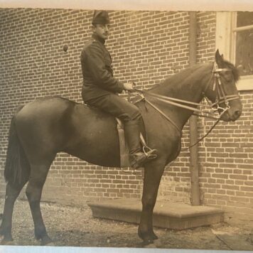 [Original Vintage postcard military] Postkaart foto van militair Jan Wulfse op paard, 9 x 14 cm.