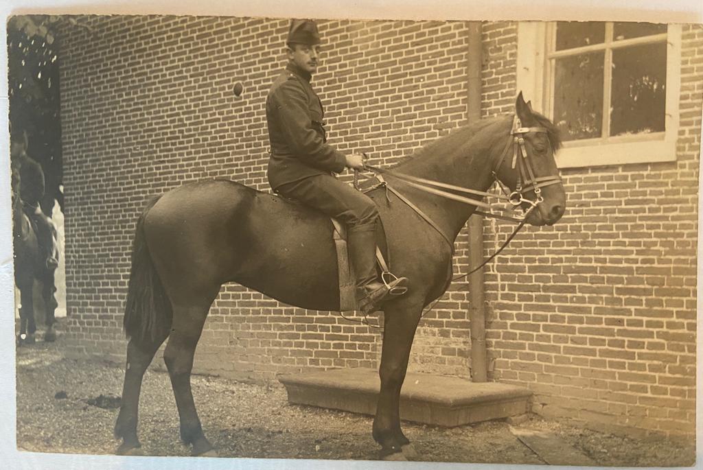  - [Original Vintage postcard military] Postkaart foto van militair Jan Wulfse op paard, 9 x 14 cm.