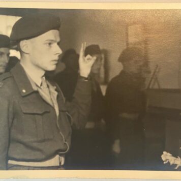 [Original Vintage photo] Foto van soldaat Westendorp die de eed aflegt. Rechterhand kwijt geraakt tijdens gevecht, 1948, 9 x 14 cm.