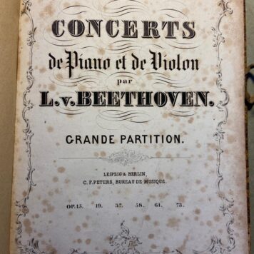 Concerts de Piano et de Violin par L. v. Beethoven. Grande Partition. Peters, Leipzig & Berlin. ca. 1920. Hardcover. Spine a bit damaged, foxed.