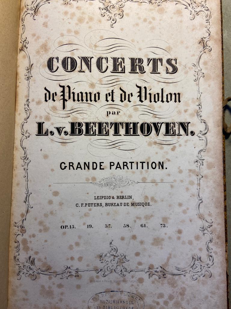  - Concerts de Piano et de Violin par L. v. Beethoven. Grande Partition. Peters, Leipzig & Berlin. ca. 1920. Hardcover. Spine a bit damaged, foxed.