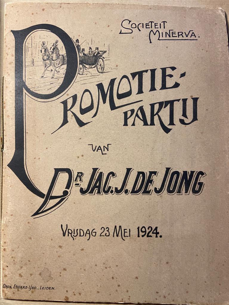 Boekje voor Promotiepartij van Dr Jac. J. de Jong, met tekst en tekeningen van Oene Schreuder. Leiden IJdo 1925