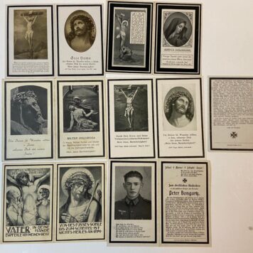 MILITARIA, DUITSE GESNEUVELDEN IN W.O. II -- Zeven bidprentjes van Duitse soldaten, gesneuveld tijdens W.O.II. Met foto's van hen in uniform en in de tekst levensloop en militaire carriere. Gedrukt.