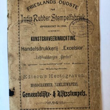 STEMPELFABRIKANT Prospectus van “Frieslands oudste India rubber stempelfabriek, opgericht in 1888, kunstgraveerinrichting handelsdrukkerij ‘Excelsior’”, 40 p. met in groen gedrukte voorbeelden van rubber stempels, ca 1901.