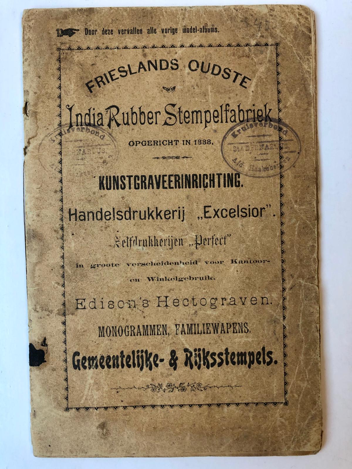  - STEMPELFABRIKANT Prospectus van Frieslands oudste India rubber stempelfabriek, opgericht in 1888, kunstgraveerinrichting handelsdrukkerij Excelsior, 40 p. met in groen gedrukte voorbeelden van rubber stempels, ca 1901.