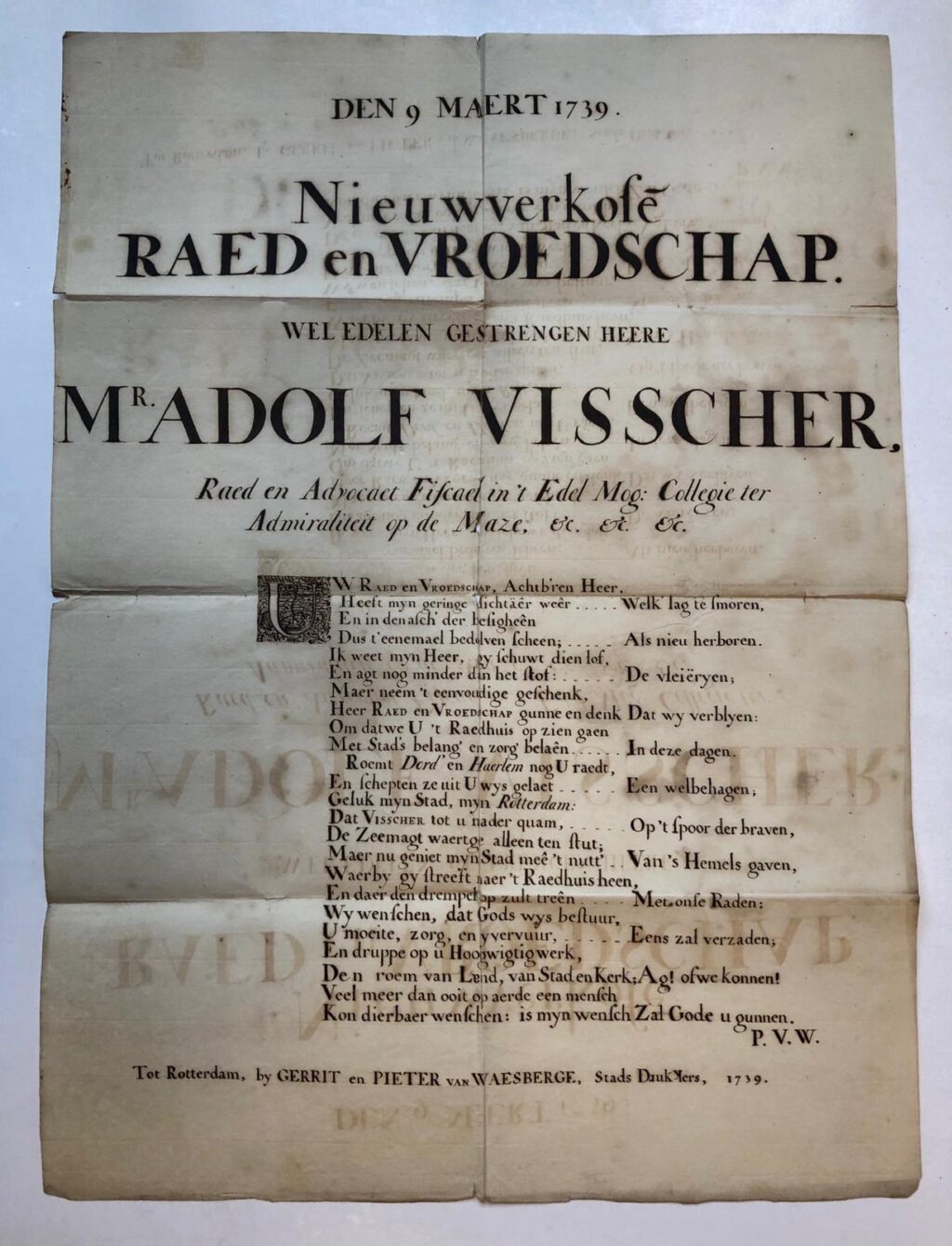 ROTTERDAM, ADOLF VISSCHER Gecalligrafeerd gelegenheidsvers, plano: “Den 9 Maert 1739. Nieuw verkose raed en vroedschap (...) Mr Adolf Visscher, raed en advocaet fiscael in ‘t Edel mog. collegie ter admiraliteit op de Maze, Rotterdam. G. en P. van Waesberge, 1739”, manuscript, met vers gesigneerd P.V.W.[aesberge?].