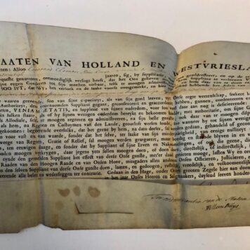 [Charter] BRINKMAN Verlening van Veniam aetatis door de Staten van Holland aan Coenraad Clamoor Brinkman, wonende te Amsterdam, dd ‘s Gravenhage 22-6-1748, charter op perkament, deels gedrukt, met handtekeningen van A. van der Duijn en Willem Buys, zegel verloren.