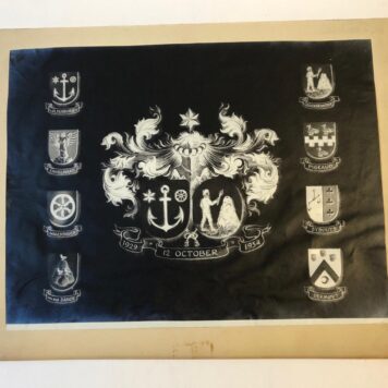 OLDENBORGH, VAN; COLENBRANDER Fotokopie van een tekening en ontwerptekening met alliantiewapen en acht kwartieren van het echtpaar Van Oldenborgh-Colenbrander, t.g.v. 25-jarig huwelijk 12-10-1929-1954, 2 bladen.