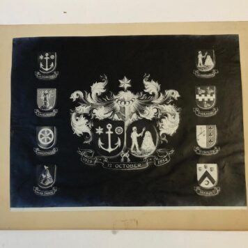 OLDENBORGH, VAN; COLENBRANDER Fotokopie van een tekening en ontwerptekening met alliantiewapen en acht kwartieren van het echtpaar Van Oldenborgh-Colenbrander, t.g.v. 25-jarig huwelijk 12-10-1929-1954, 2 bladen.
